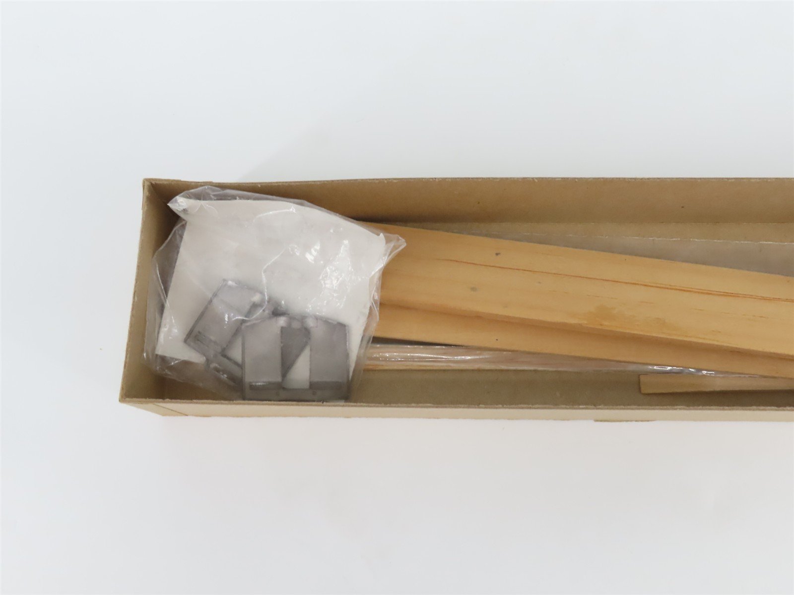 HO Scale Walthers Kit 7881 Undecorated 75' Coach Passenger Car