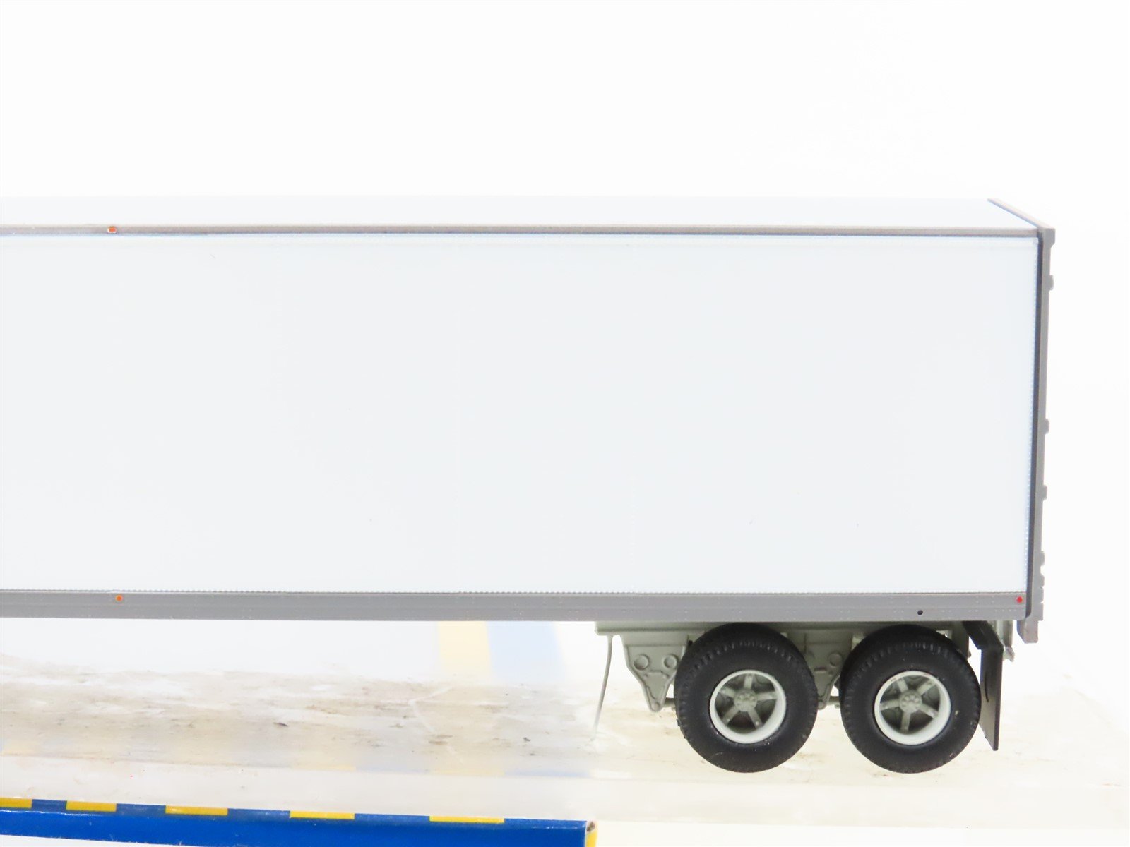 HO Scale Athearn ATH16147 XTRA Lease 45' Z-Van Trailer #631019