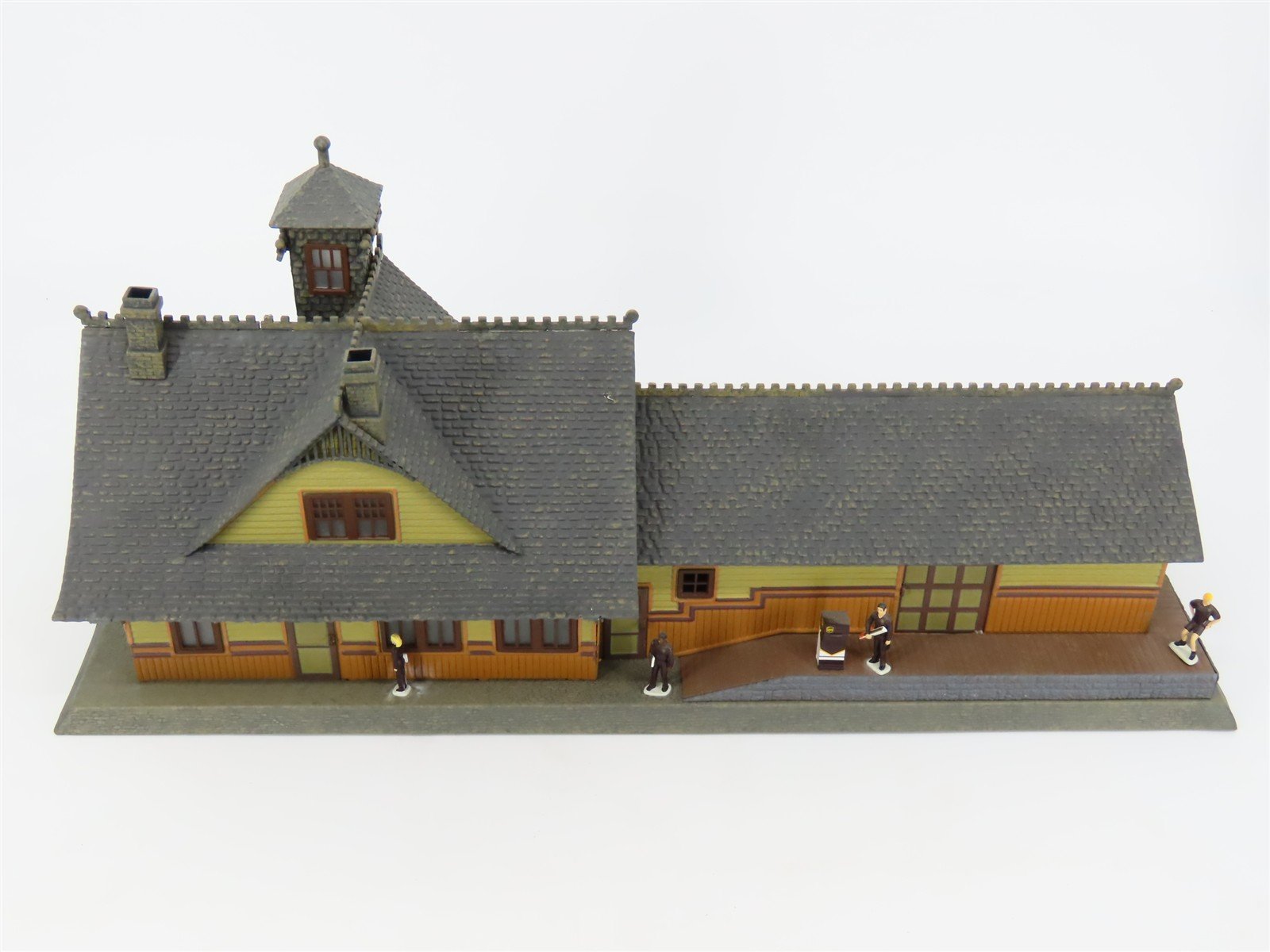 O Scale Lionel 6-32997 Aluminum Rico Train Station w/Figures & Lights