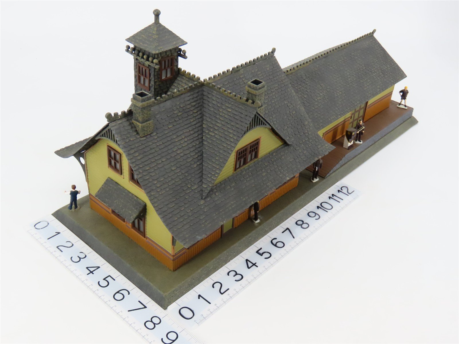 O Scale Lionel 6-32997 Aluminum Rico Train Station w/Figures & Lights