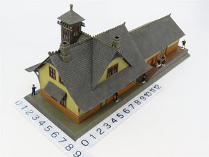 O Scale Lionel 6-32997 Aluminum Rico Train Station w/Figures & Lights