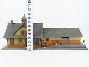 O Scale Lionel 6-32997 Aluminum Rico Train Station w/Figures & Lights