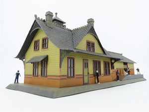 O Scale Lionel 6-32997 Aluminum Rico Train Station w/Figures & Lights