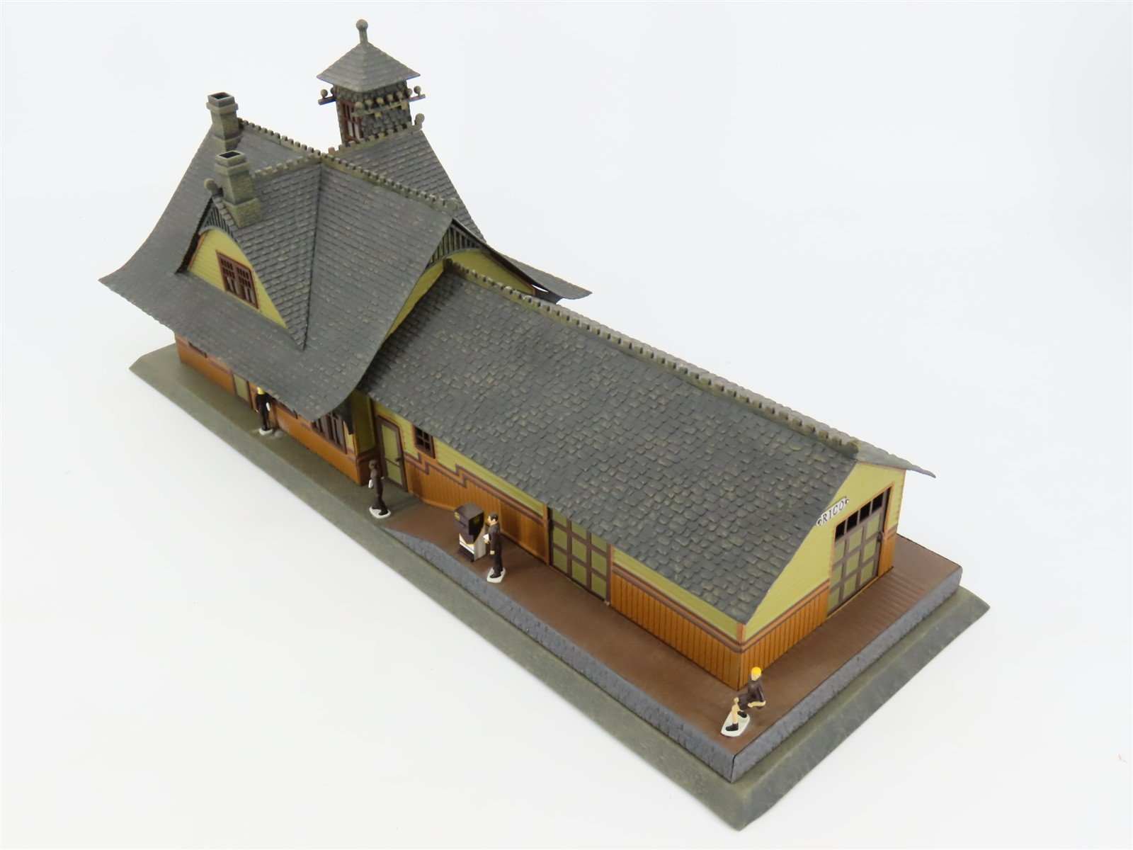 O Scale Lionel 6-32997 Aluminum Rico Train Station w/Figures & Lights