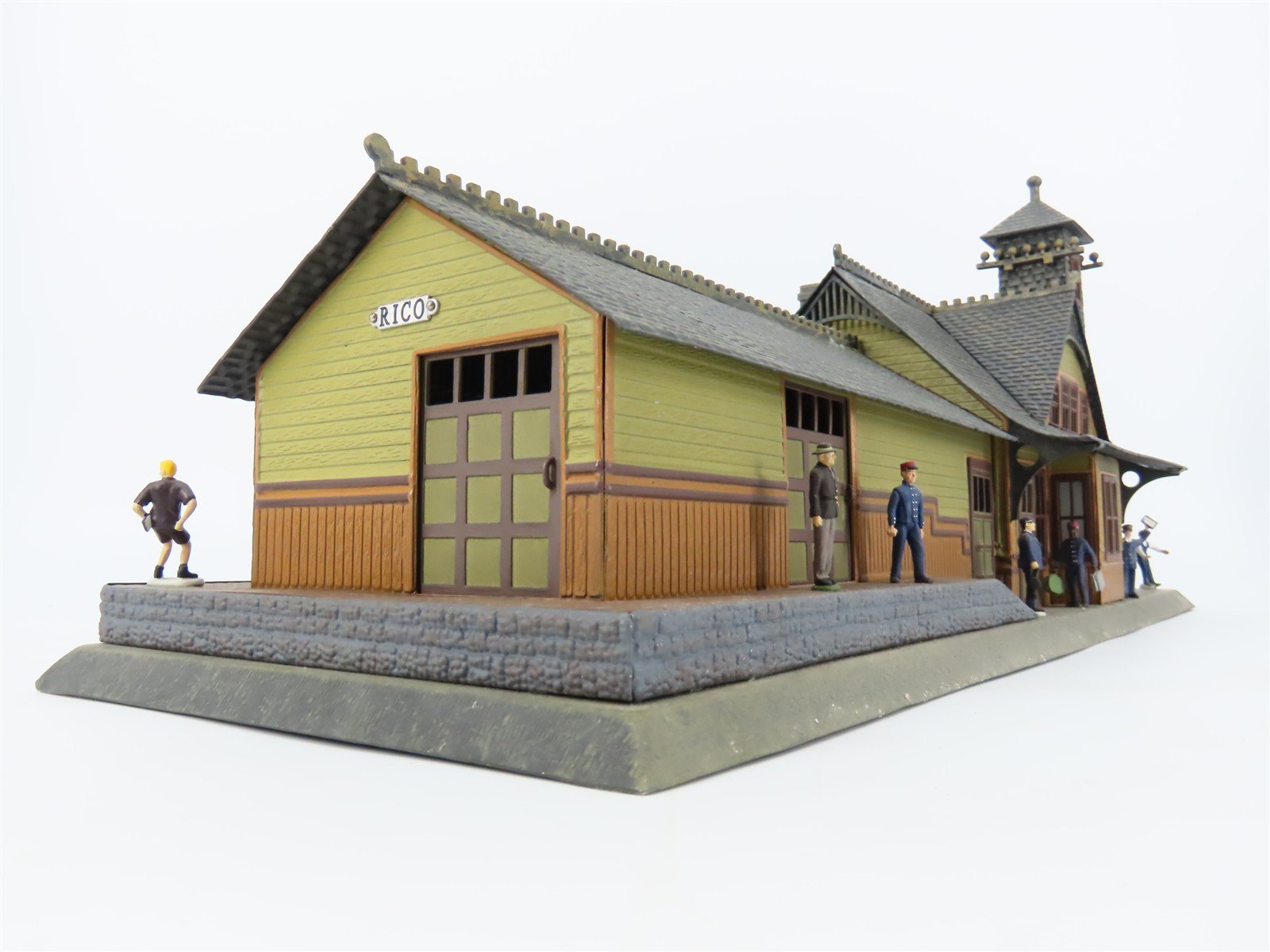 O Scale Lionel 6-32997 Aluminum Rico Train Station w/Figures & Lights