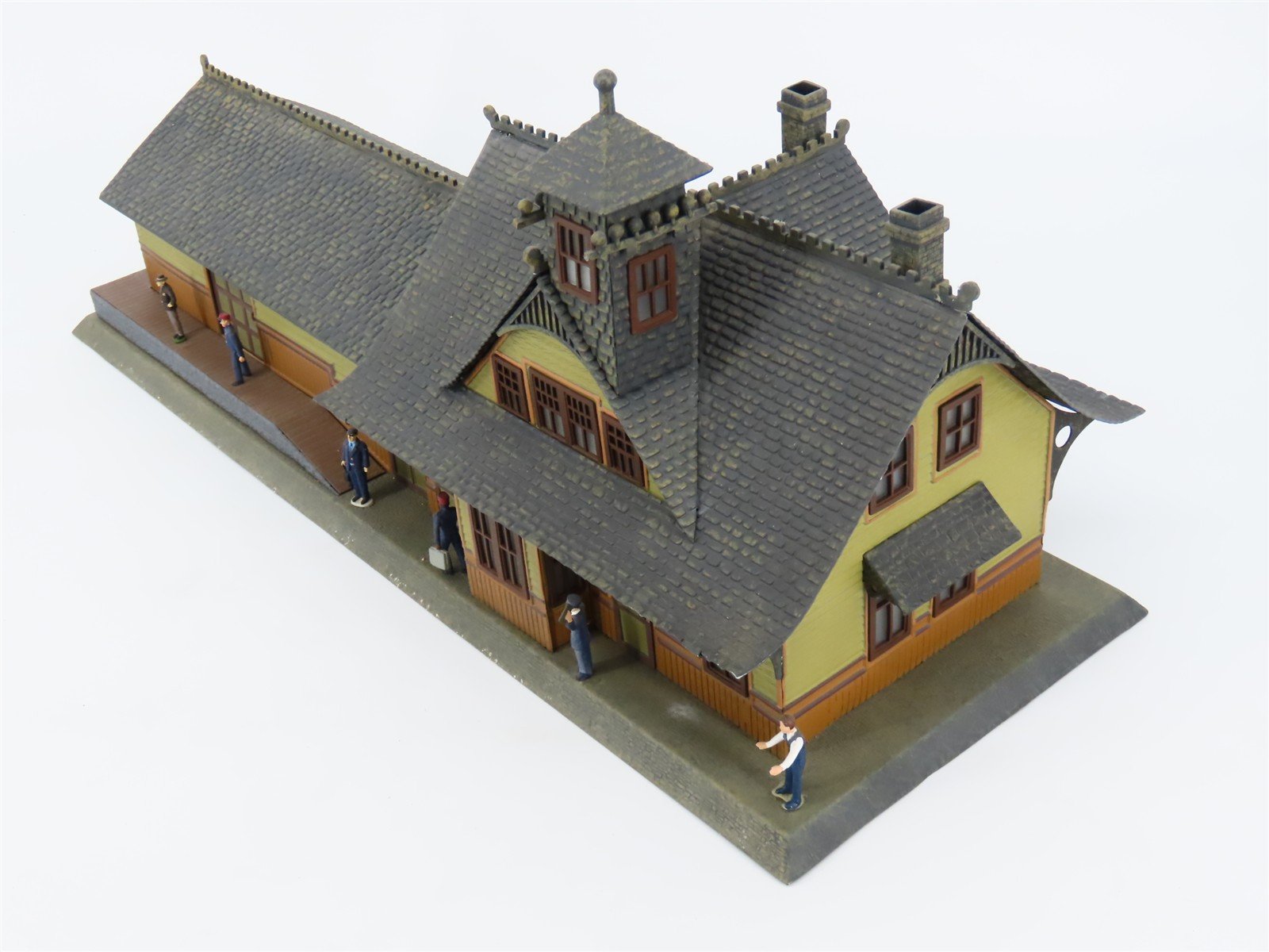 O Scale Lionel 6-32997 Aluminum Rico Train Station w/Figures & Lights