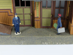 O Scale Lionel 6-32997 Aluminum Rico Train Station w/Figures & Lights