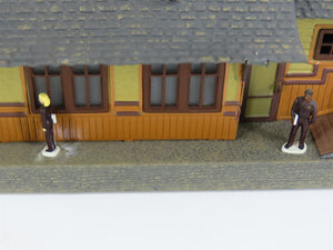 O Scale Lionel 6-32997 Aluminum Rico Train Station w/Figures & Lights