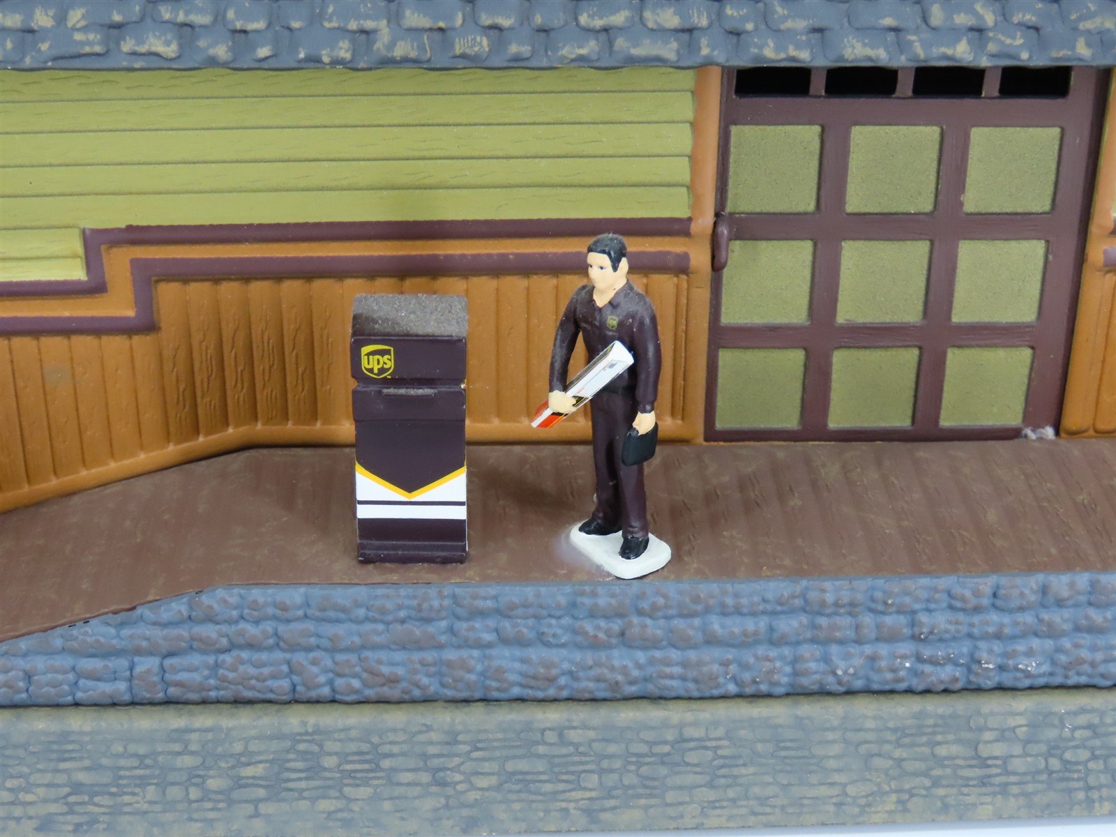 O Scale Lionel 6-32997 Aluminum Rico Train Station w/Figures & Lights