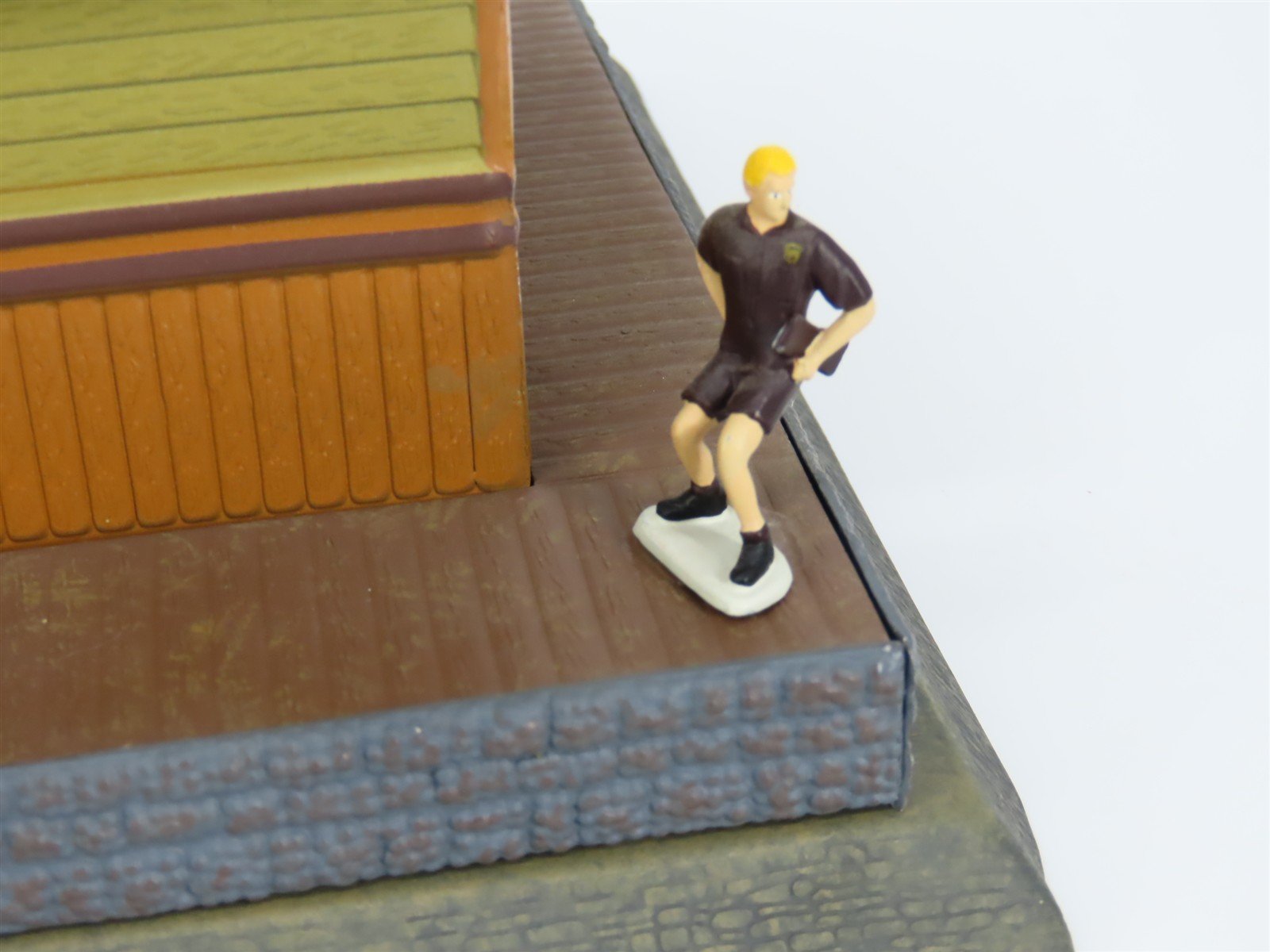 O Scale Lionel 6-32997 Aluminum Rico Train Station w/Figures & Lights