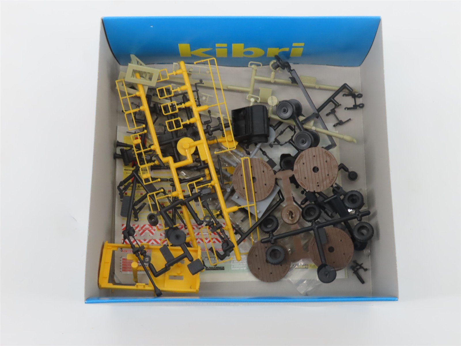 HO Kibri Kit 16062 UNIMOG Diesel Rail Car w/ Track Maintenance Car - Unpowered