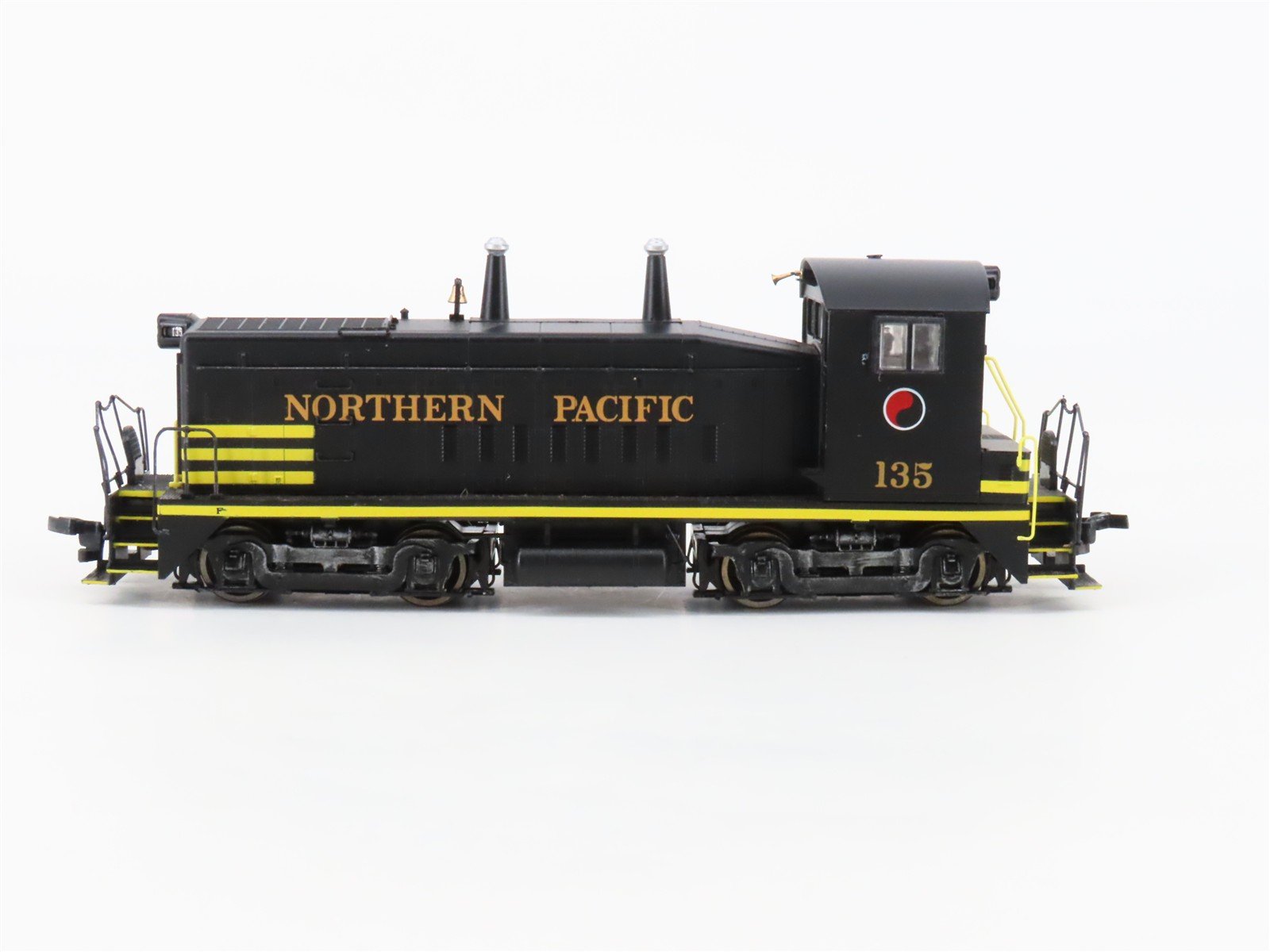 HO Scale Proto 2000 NP Northern Pacific EMD SW9/1200 Diesel Switcher #135