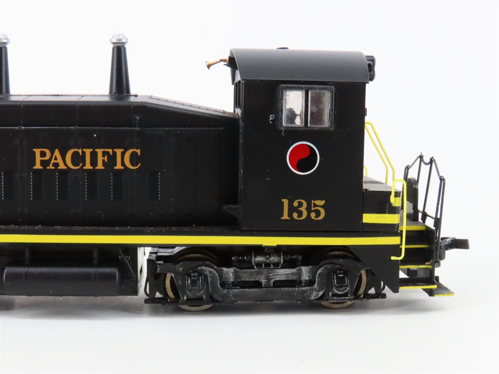 HO Scale Proto 2000 NP Northern Pacific EMD SW9/1200 Diesel Switcher #135