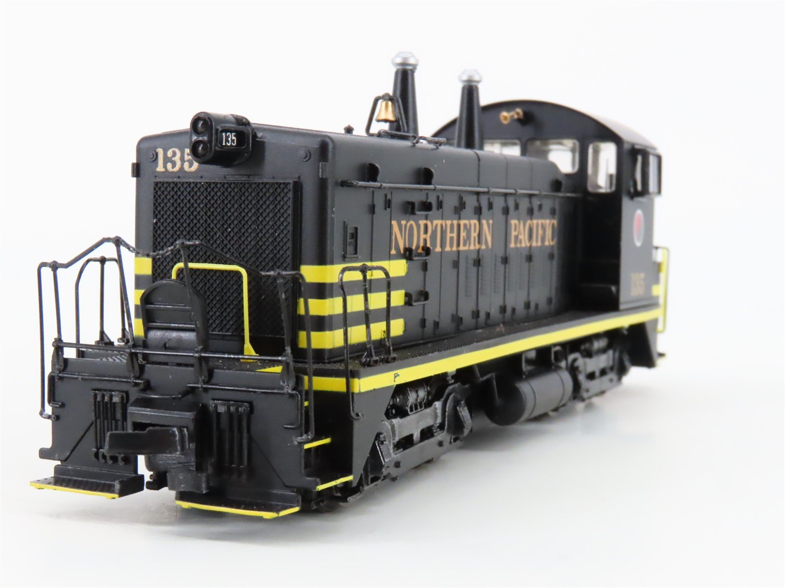 HO Scale Proto 2000 NP Northern Pacific EMD SW9/1200 Diesel Switcher #135