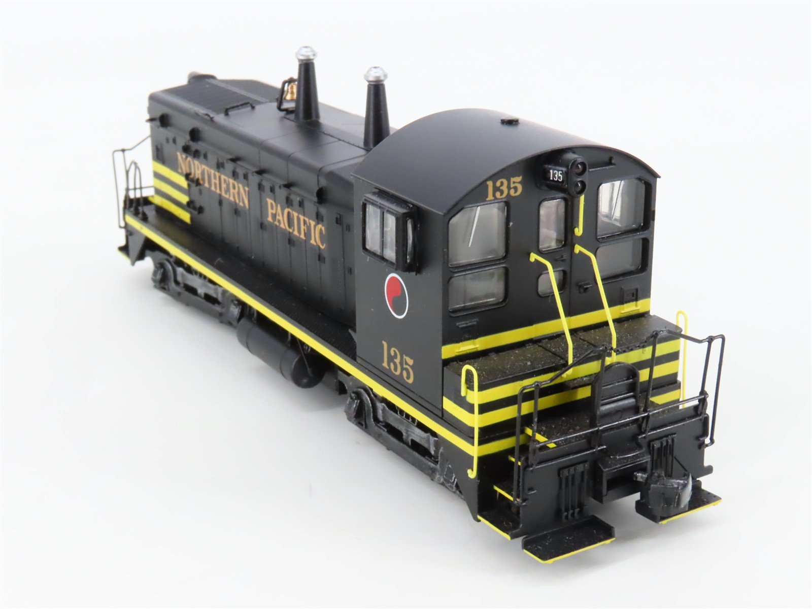 HO Scale Proto 2000 NP Northern Pacific EMD SW9/1200 Diesel Switcher #135