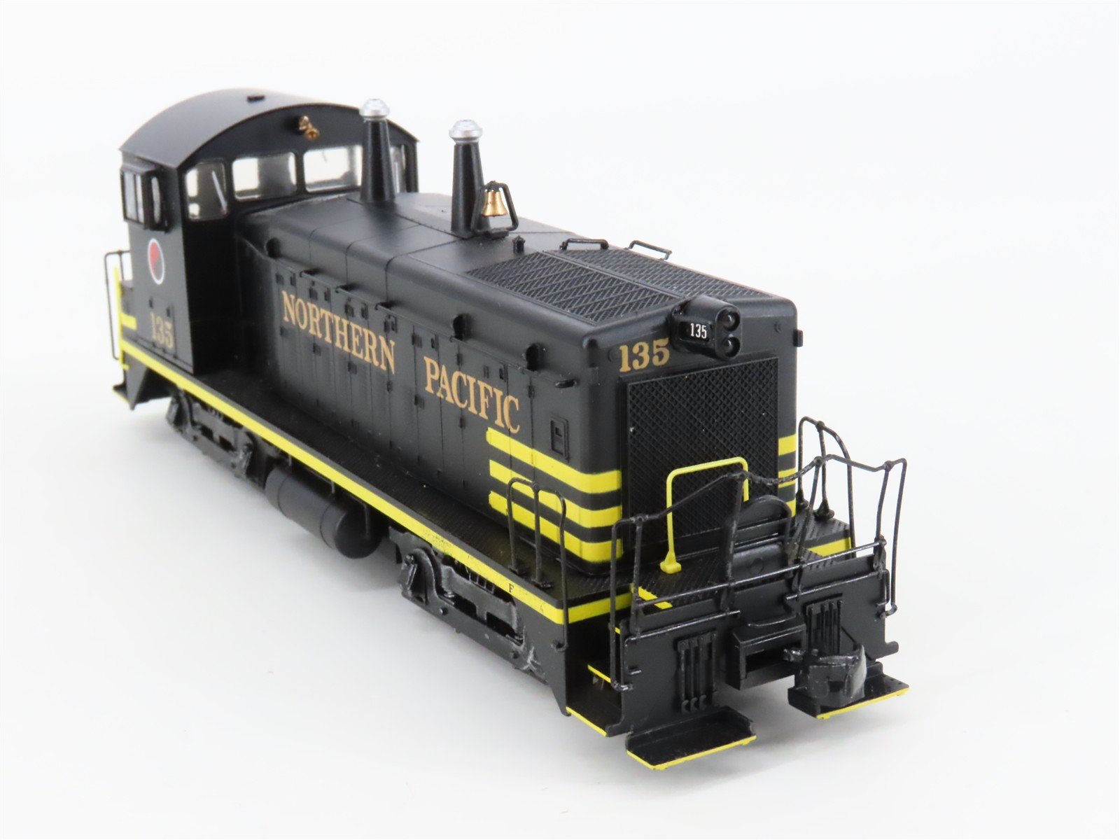 HO Scale Proto 2000 NP Northern Pacific EMD SW9/1200 Diesel Switcher #135
