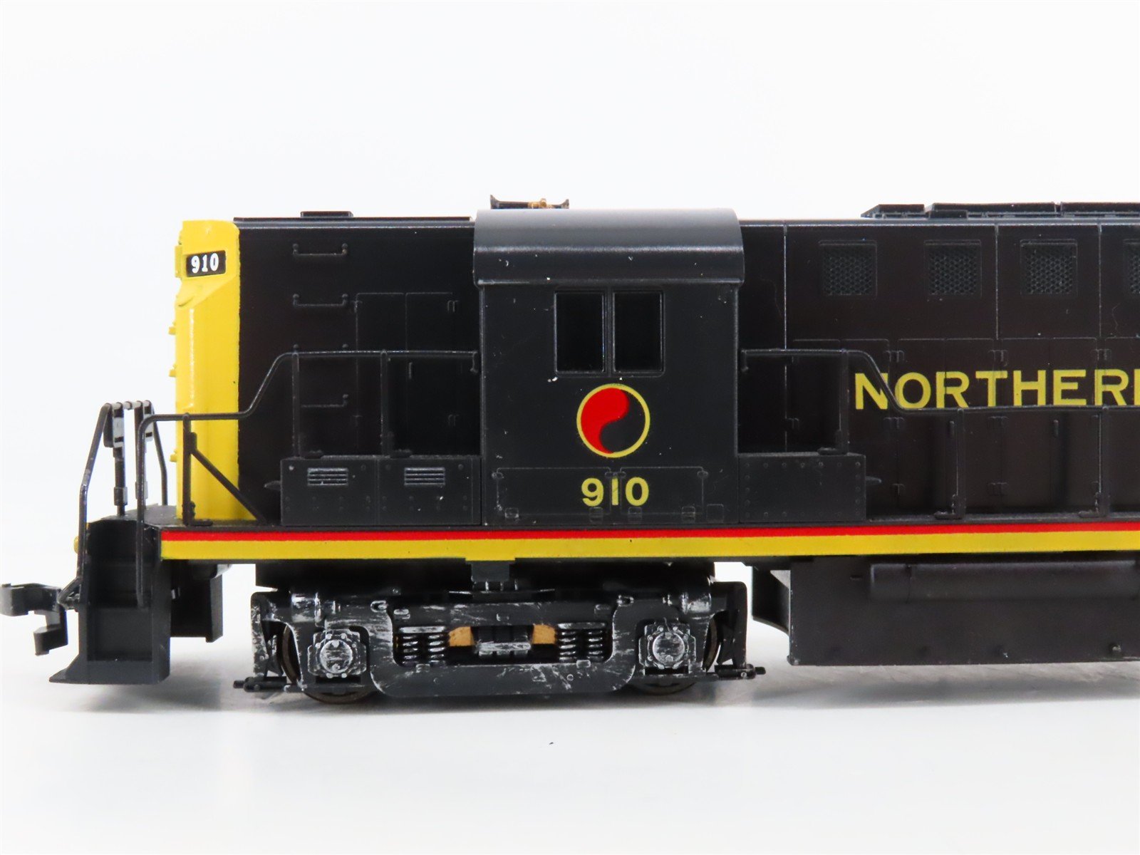 HO Scale Atlas/KATO NP Northern Pacific ALCO RS-11 Diesel Locomotive #910