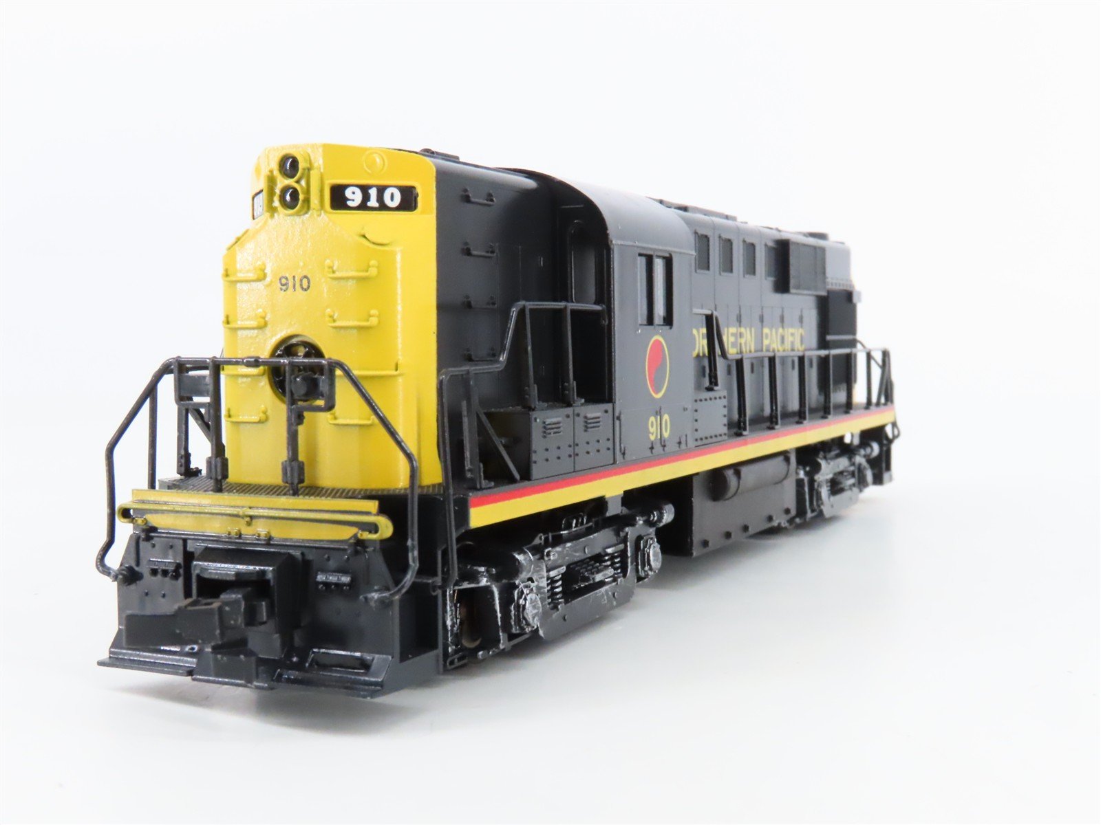 HO Scale Atlas/KATO NP Northern Pacific ALCO RS-11 Diesel Locomotive #910