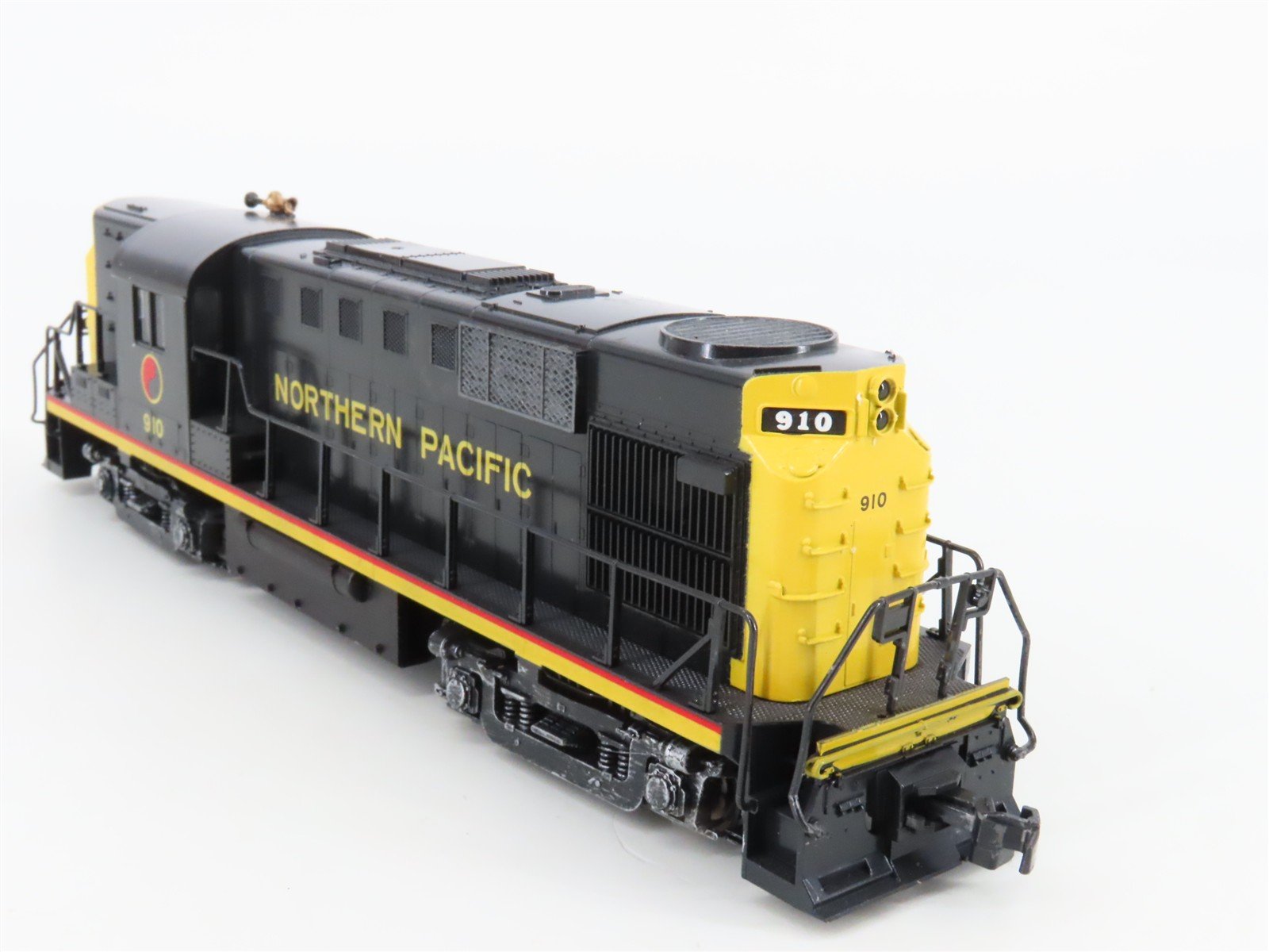 HO Scale Atlas/KATO NP Northern Pacific ALCO RS-11 Diesel Locomotive #910
