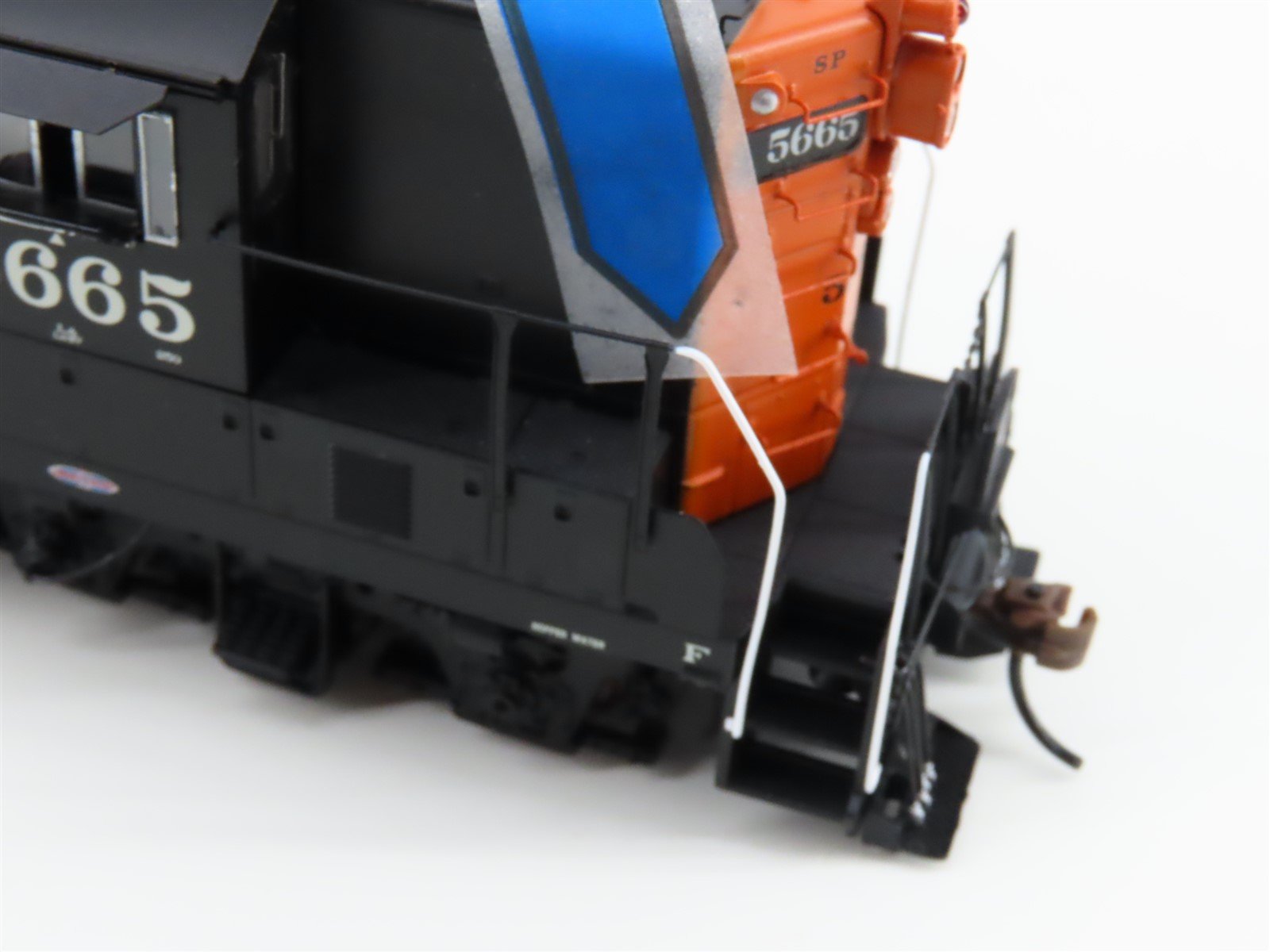 HO Athearn Genesis ATHG64240 SP Southern Pacific GP9 Diesel #5665 w/DCC & Sound