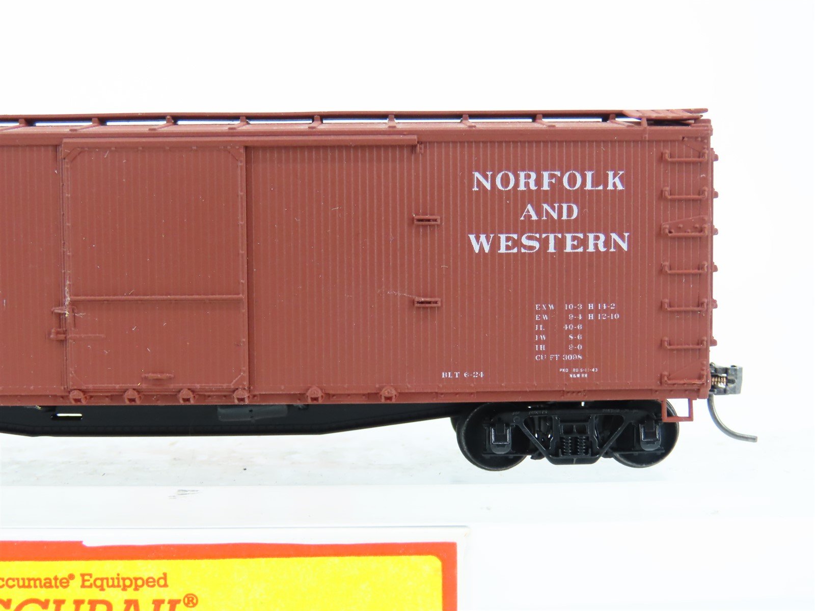 HO Scale Accurail 4642 NW Norfolk & Western 40' Wood Box Car #68492 - Upgraded