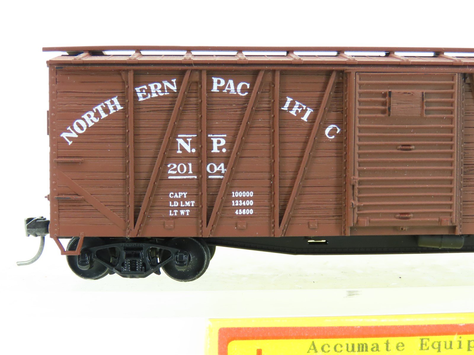 HO Accurail 3337 NP Northern Pacific 40' Outside Braced Box Car #20104 -Upgraded