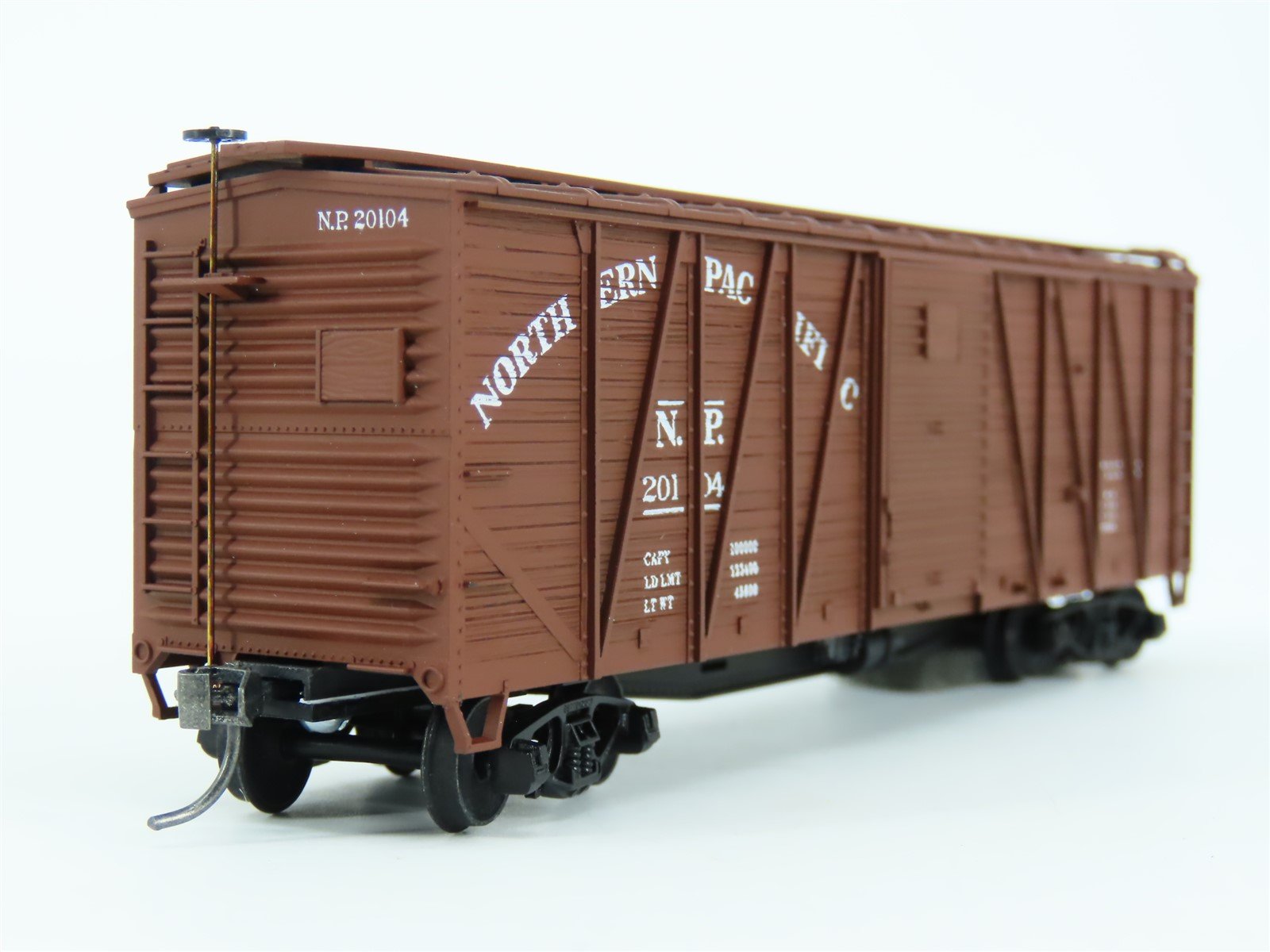 HO Accurail 3337 NP Northern Pacific 40' Outside Braced Box Car #20104 -Upgraded