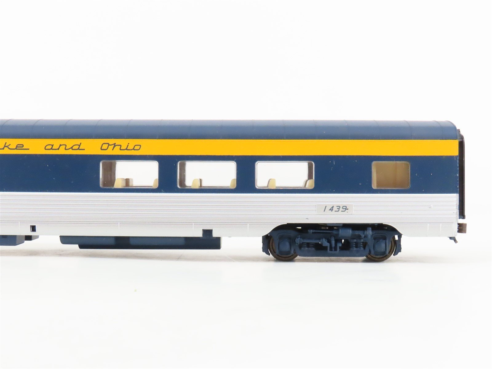 HO Scale Walthers 932-16766 C&O Railway 52-Seat Coach Passenger Car #1439