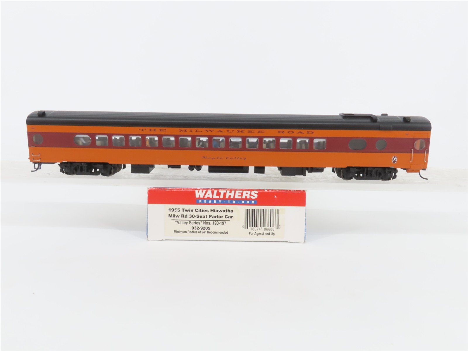 HO Walthers 932-9205 MILW Milwaukee "Hiawatha" Parlor Passenger "Maple Valley"