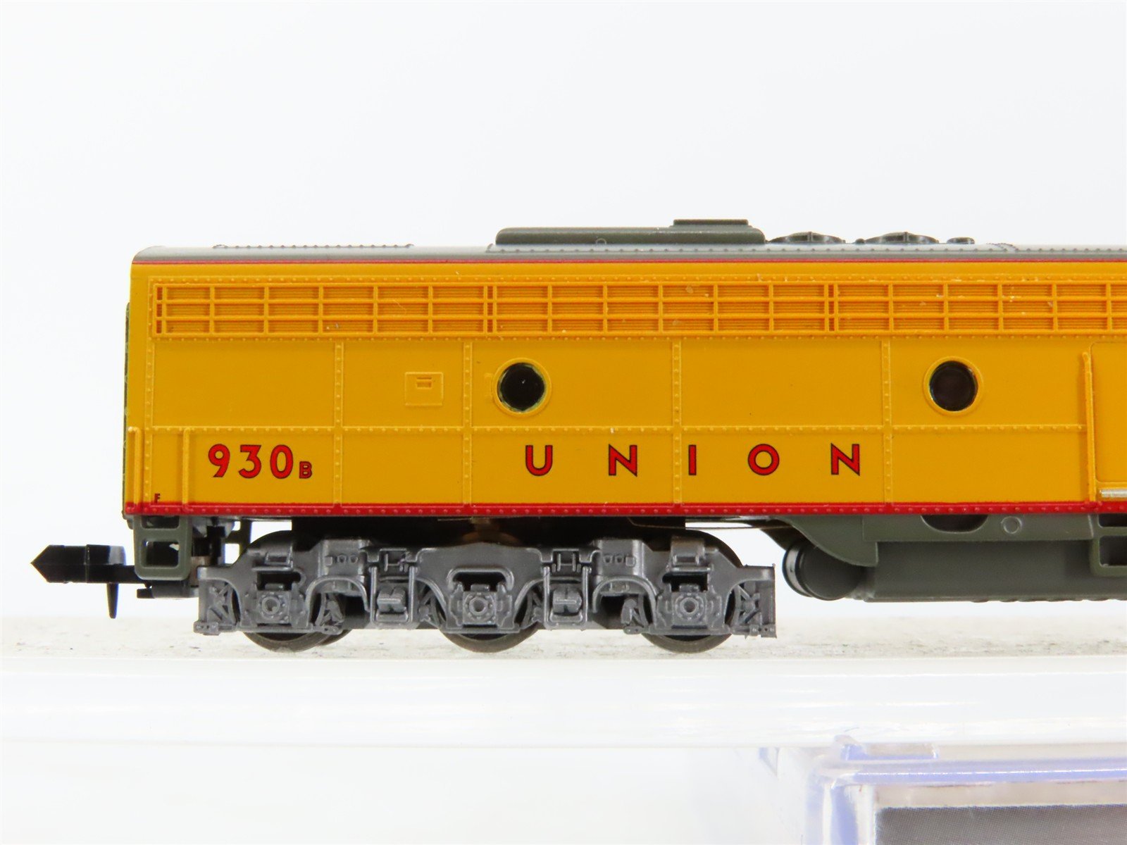 N Scale Life-Like 920-34104 UP Union Pacific EMD E8B Diesel Locomotive #930B