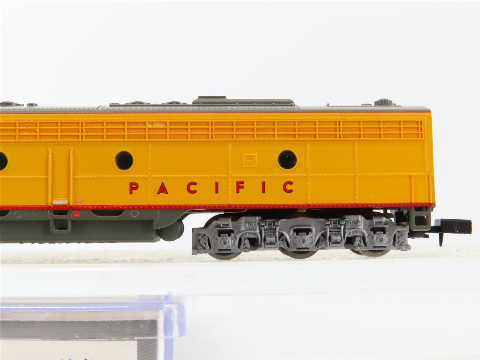 N Scale Life-Like 920-34104 UP Union Pacific EMD E8B Diesel Locomotive #930B