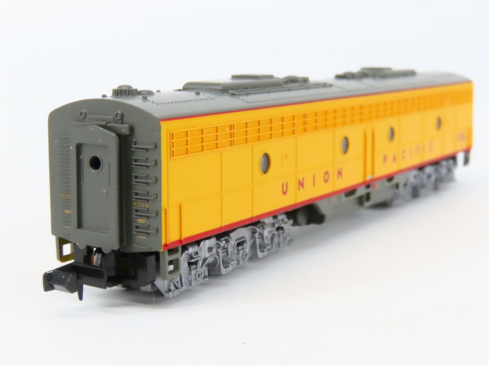 N Scale Life-Like 920-34104 UP Union Pacific EMD E8B Diesel Locomotive #930B