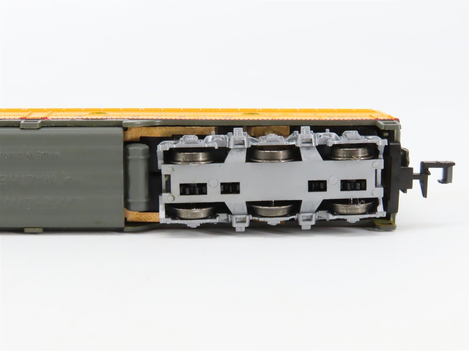 N Scale Life-Like 920-34104 UP Union Pacific EMD E8B Diesel Locomotive #930B