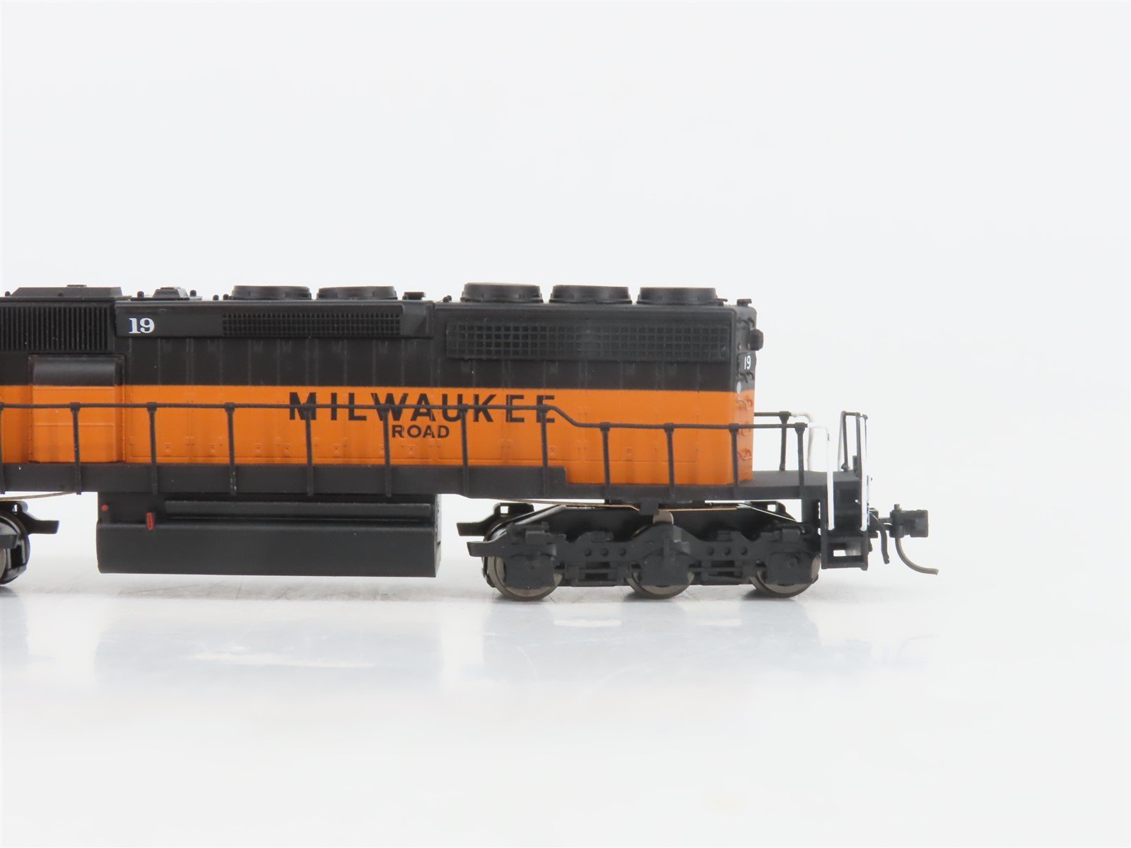 N Scale Intermountain 69389-2 MILW Milwaukee Road SD40-2 Diesel Loco #19