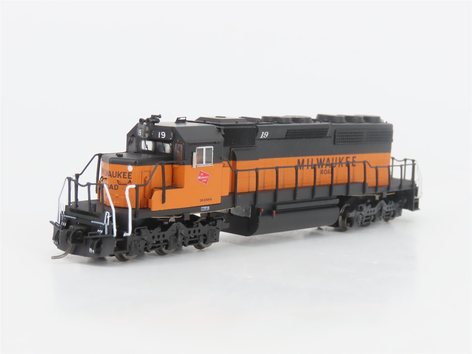 N Scale Intermountain 69389-2 MILW Milwaukee Road SD40-2 Diesel Loco #19