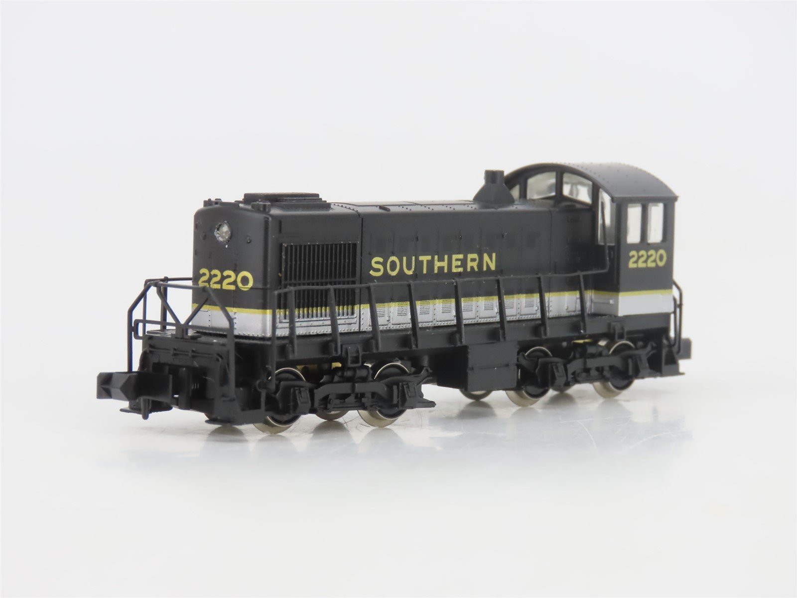 N Scale Arnold 5074 Southern Railway S2 Diesel Locomotive #2220
