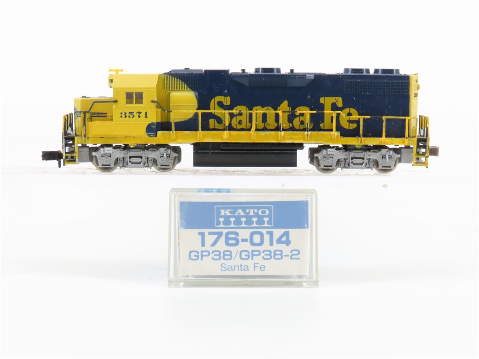 N Scale KATO 176-014 ATSF Santa Fe GP38/GP38-2 Diesel Locomotive #3571