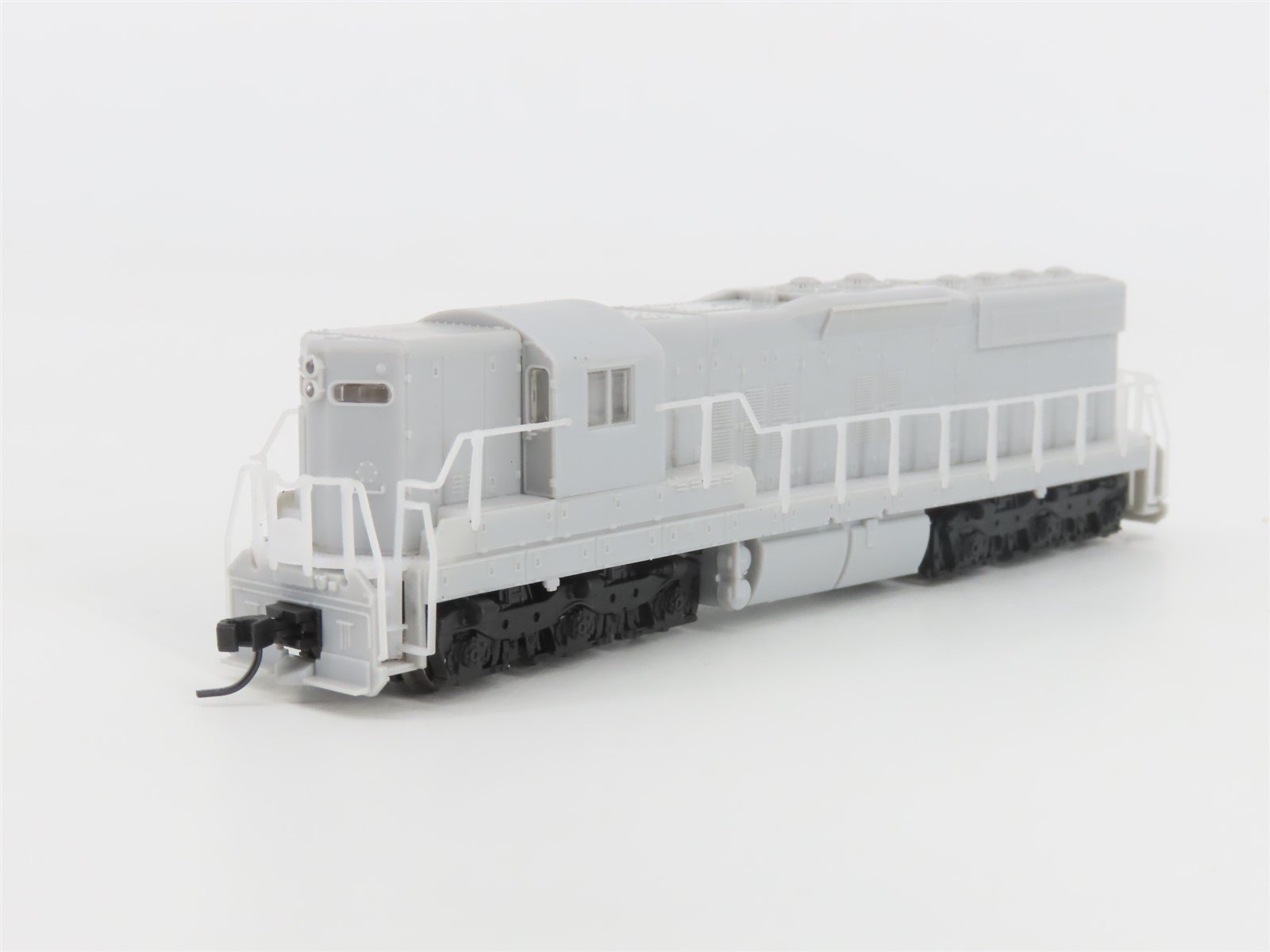 N Scale Atlas Master Silver 40005309 Undecorated EMD SD8 Diesel - DCC Ready