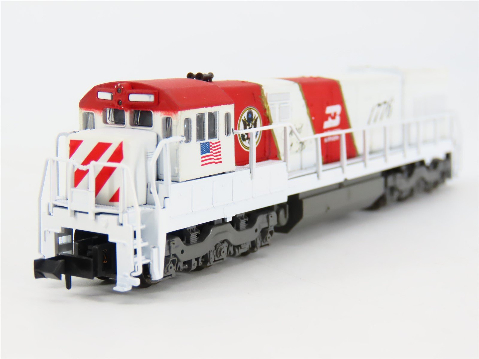 N Scale KATO BN Burlington Northern Spirit of '76 GE U30C Diesel #1776 - Custom