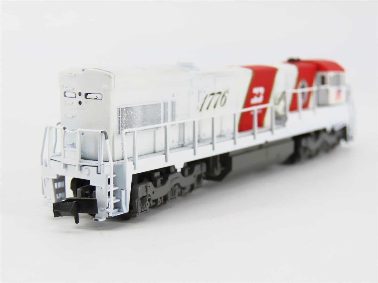 N Scale KATO BN Burlington Northern Spirit of '76 GE U30C Diesel #1776 - Custom
