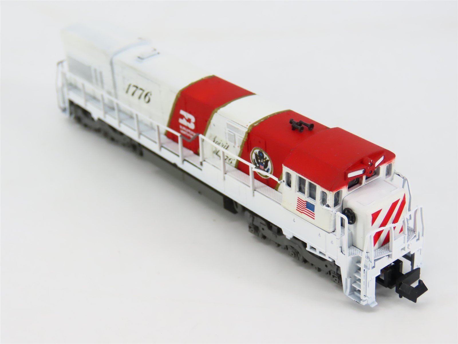 N Scale KATO BN Burlington Northern Spirit of '76 GE U30C Diesel #1776 - Custom