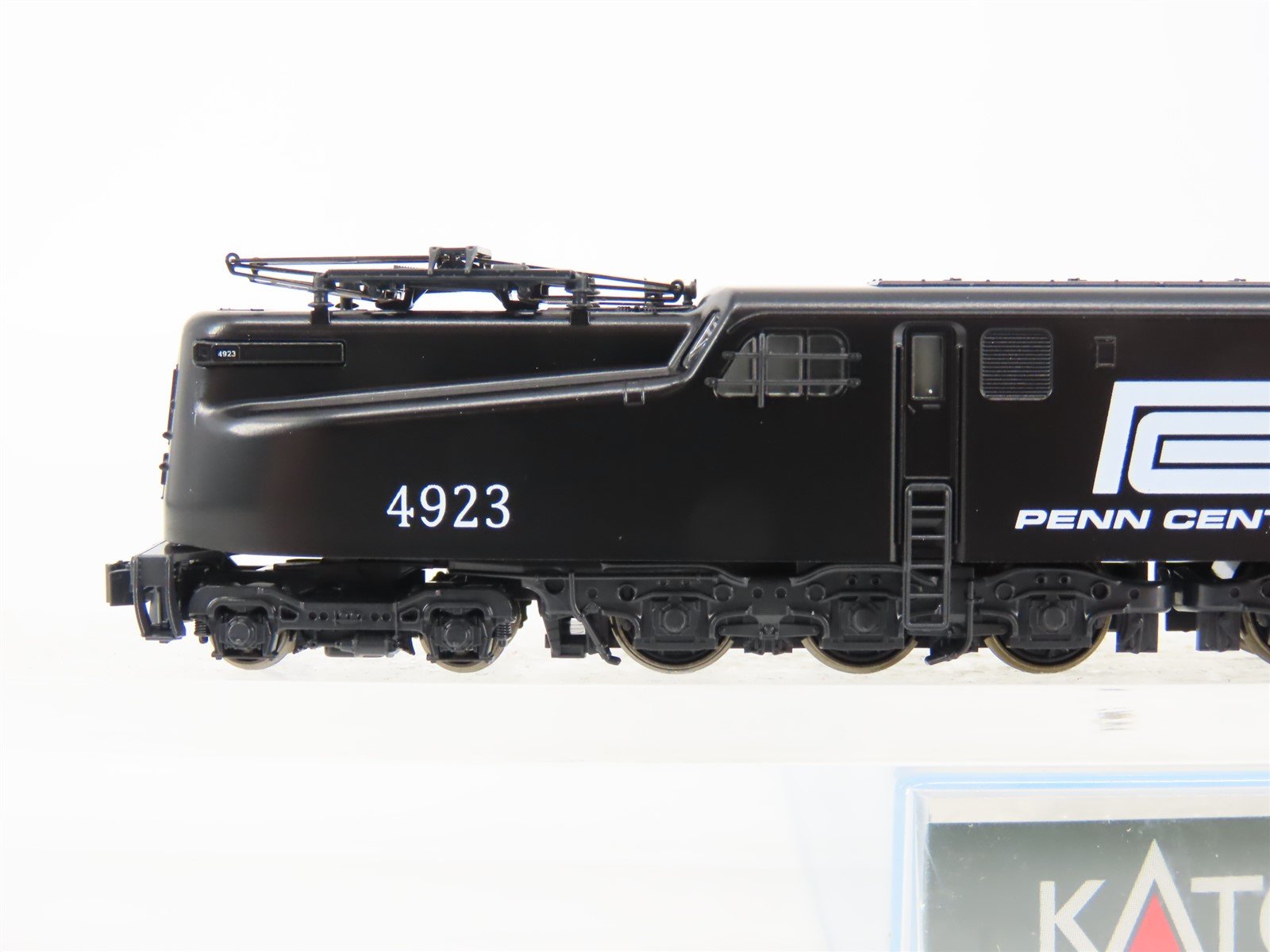 N Scale KATO 137-2024 PC Penn Central GG1 Electric Locomotive #4923 - DCC Ready