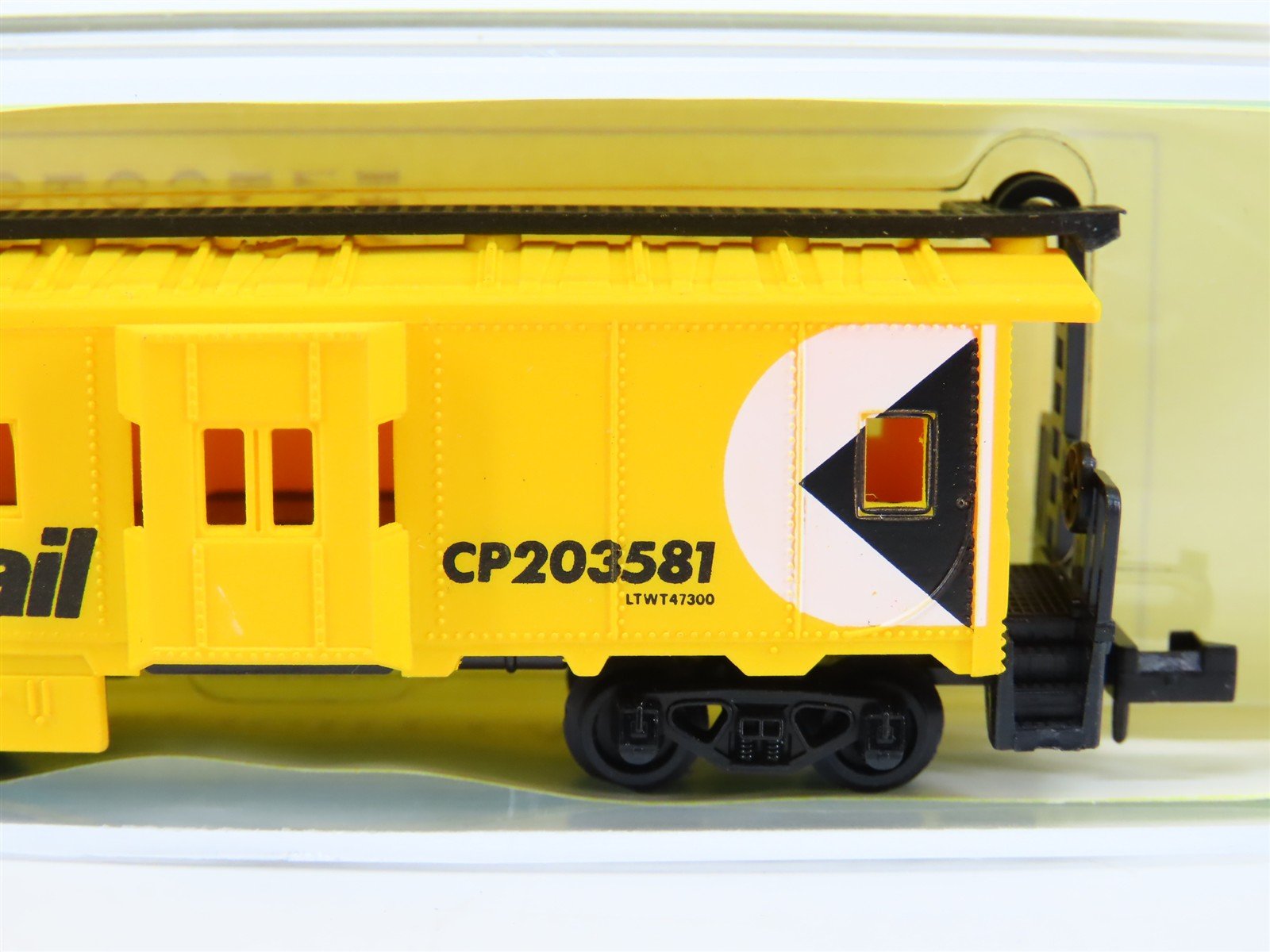 N Model Power 3128 CP Rail Canadian Pacific Yellow Bay Window Caboose #203581