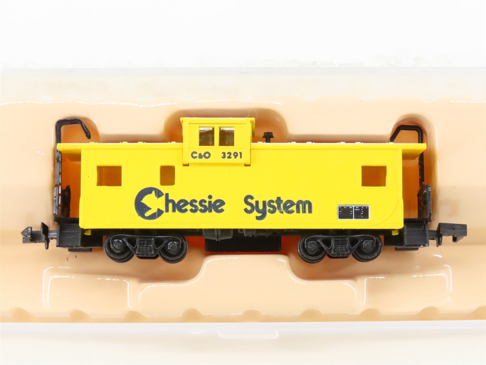 N Scale Con-Cor 0001-126112 C&O Chessie System Bay Window Caboose #3291