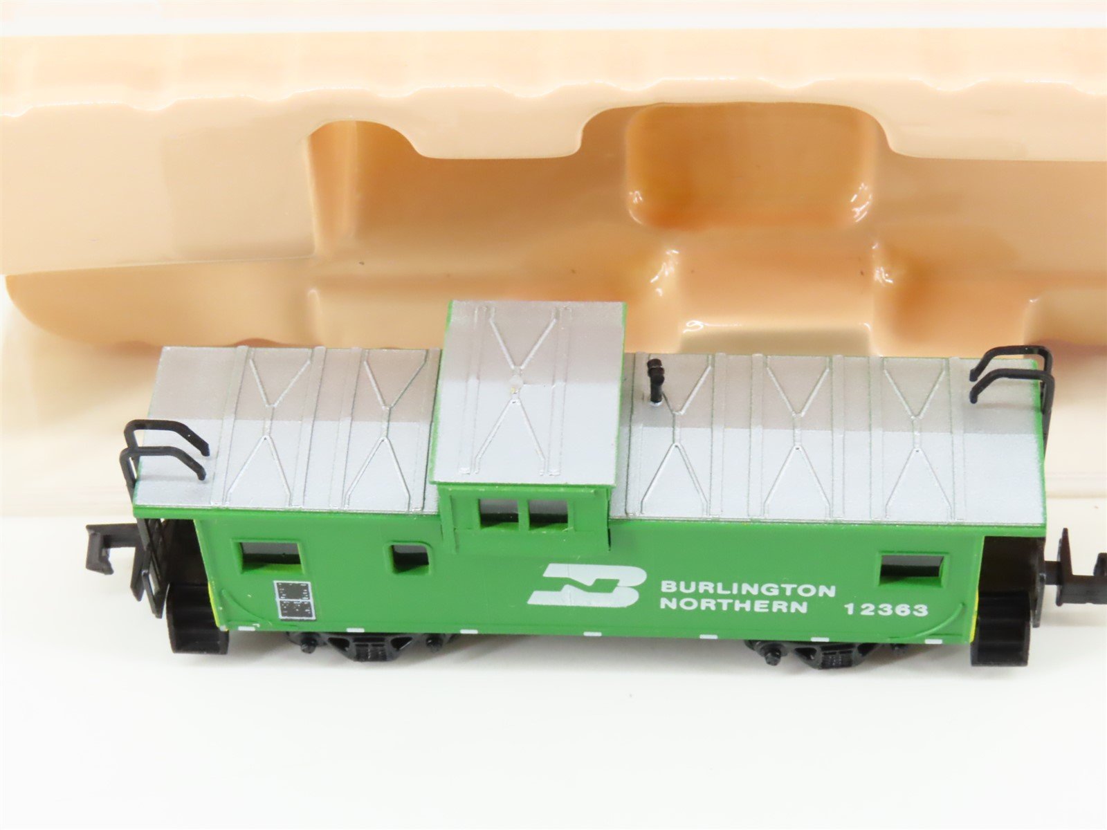 N Scale Con-Cor 0001-126103 BN Burlington Northern Railroad Caboose #12363