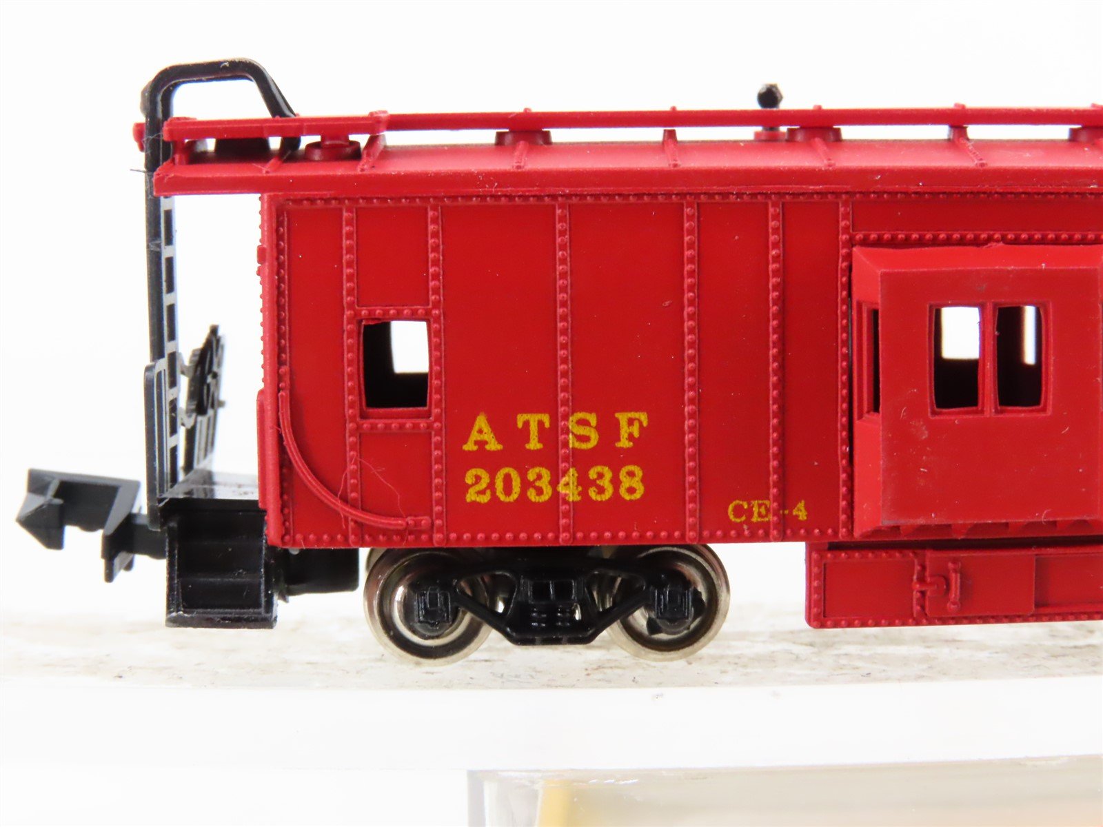 N Scale Con-Cor 0001-125301 ATSF Santa Fe Railroad Bay Window Caboose #203438