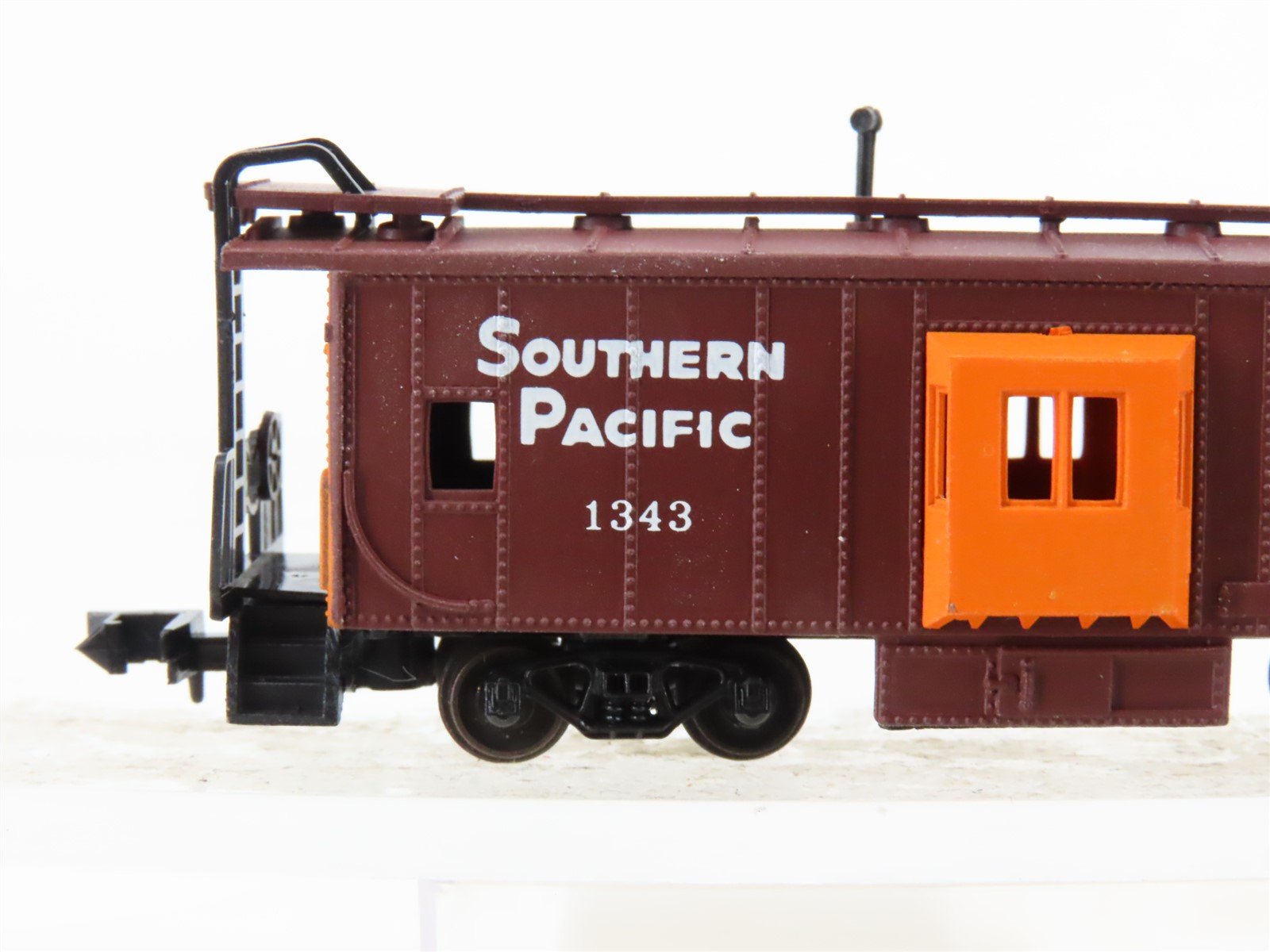 N Scale Con-Cor 0001-125305(1) SP Southern Pacific Bay Window Caboose #1343