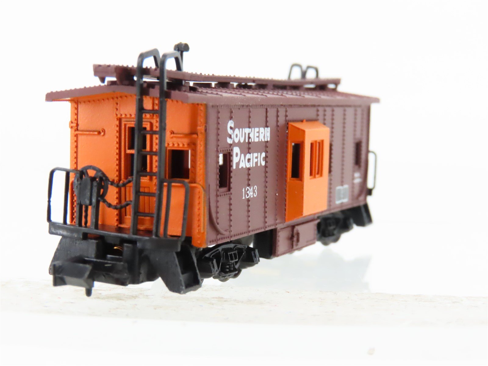 N Scale Con-Cor 0001-125305(1) SP Southern Pacific Bay Window Caboose #1343