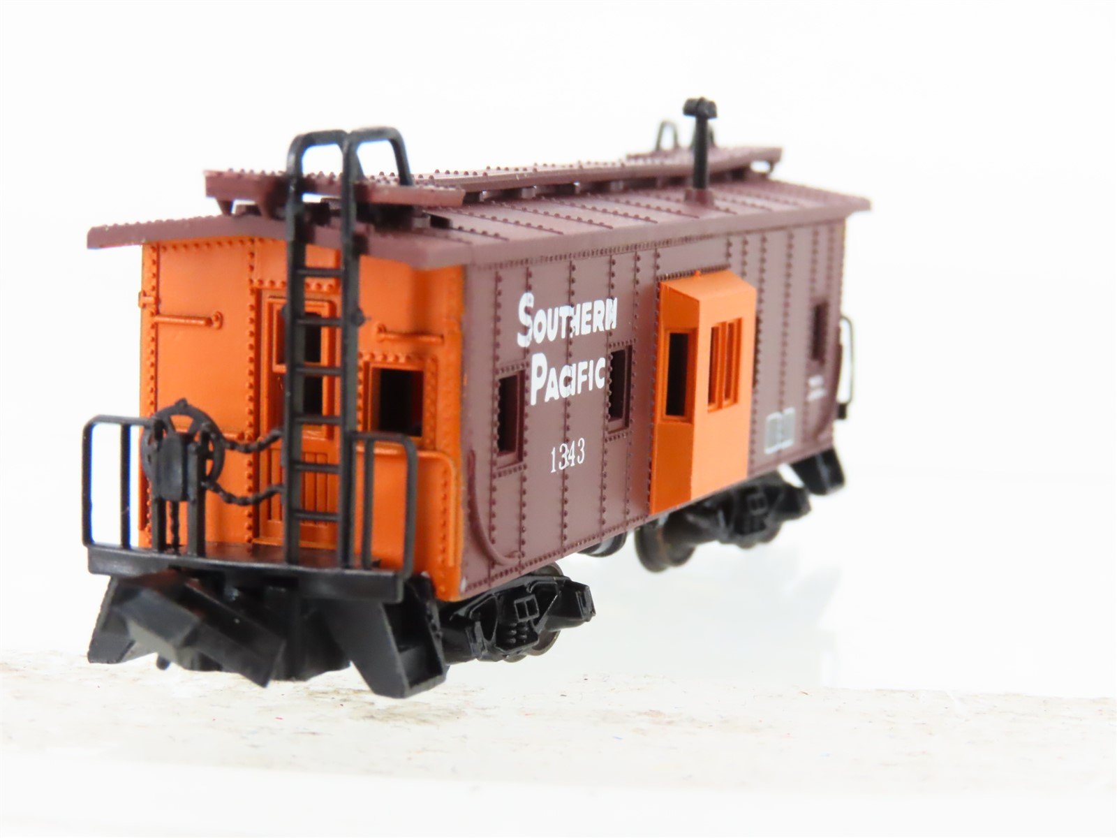 N Scale Con-Cor 0001-125305(1) SP Southern Pacific Bay Window Caboose #1343