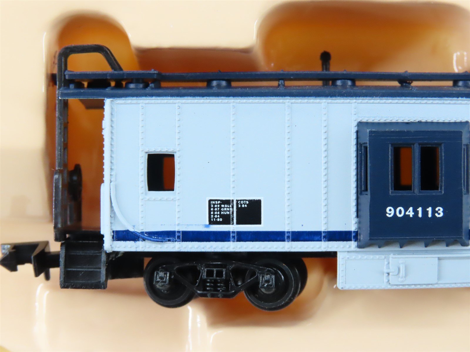 N Scale Con-Cor 0001-125313-2 CSX Bay Window Caboose #904113